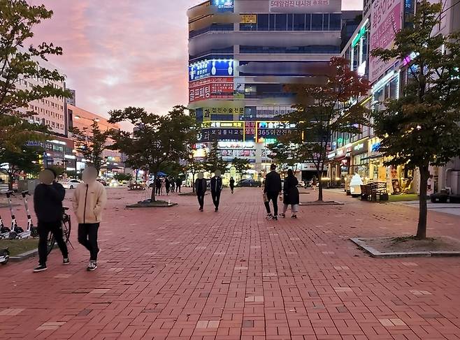 [수원=뉴시스] 이병희 기자 = 사회적 거리두기 완화를 앞둔 주말인 16일 오후 6시께 경기 수원시 권선구 금곡동 상가 앞 광장에 시민들이 지나가고 있다. 2021.10.16. iambh@newsis.com *재판매 및 DB 금지