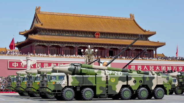항공모함 킬러로 불리는 중국 '둥펑-21D' 지대함 탄도미사일이 중국 열병식에서 모습을 나타내고 있다/AP연합뉴스