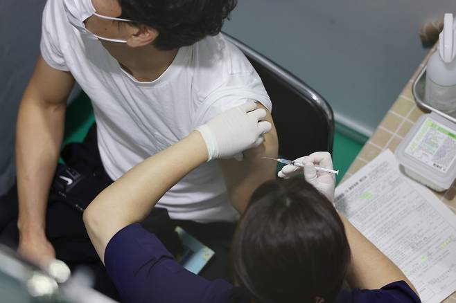 신종 코로나바이러스 감염증(코로나19) 백신 접종 완료율이 62.5%를 기록한 15일 오전 서울 서대문구 코로나19 예방접종센터에서 시민들이 백신 접종을 하고 있다. 16일 백신 접종 완료율은 63.9%를 기록했다. ⓒ 연합뉴스