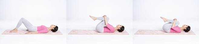 양쪽 다리 당기기 스트레칭.