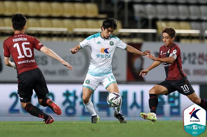 볼 경합하는 안산 이상민(가운데) [한국프로축구연맹 제공. 재판매 및 DB 금지]