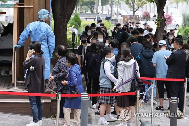 오늘도 선별진료소 앞은 [연합뉴스 자료사진]