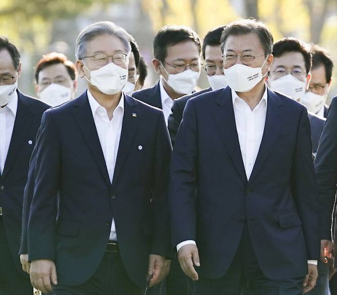 문재인 대통령이 지난 14일 오후 세종시 정부세종컨벤션센터에서 열린 ‘균형발전 성과와 초광역협력 지원전략 보고’행사를 마치고 기념사진 촬영을 위해 이재명 경기도지사 등 참석자들과 대통령 기록관으로 이동하고 있다. (사진=연합뉴스)
