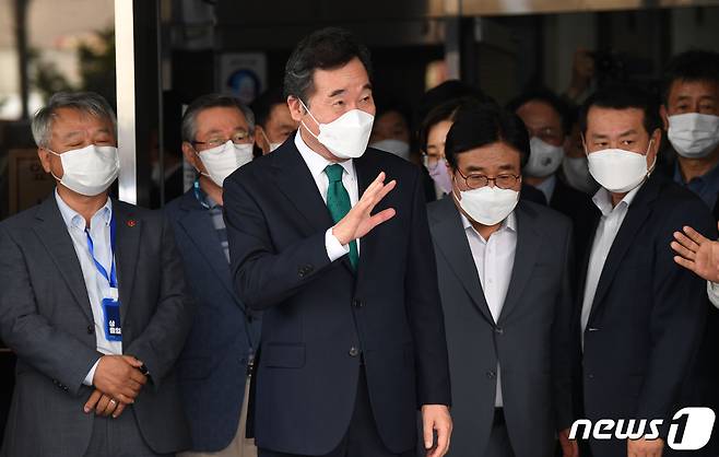 더불어민주당 대선 경선 결과 승복 입장을 밝힌 이낙연 전 대표가 14일 오후 서울 여의도 대산빌딩에서 열린 필연캠프 해단식에서 지지자들에게 인사하고 있다. 2021.10.14/뉴스1 © News1 오대일 기자