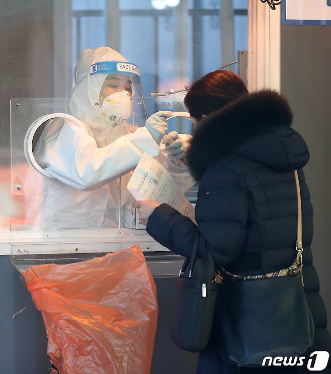 임시선별진료소에서 코로나19 검사 받는 한 시민 한 시민.© News1 DB