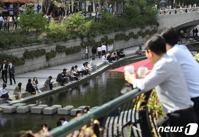 서울 중구 청계천에서 직장인들이 점심시간을 이용해 휴식을 취하고 있다./뉴스1 © News1 신웅수 기자
