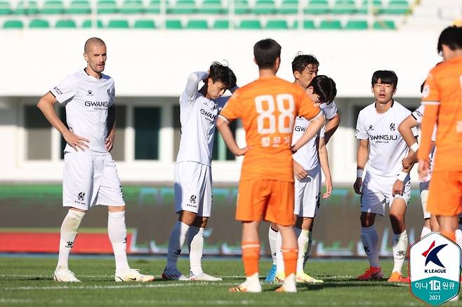 광주FC(흰색 유니폼)는 17일 강원FC에 1-2로 패하며 5연패를 당했다.(한국프로축구연맹 제공) © 뉴스1