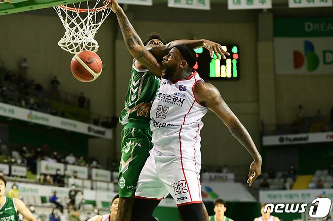대구 한국가스공사 클리프 알렉산더가 17일 원주실내체육관에서 열린 원주 DB와 경기에서 덩크슛을 성공시키는 모습. (KBL 제공© 뉴스1