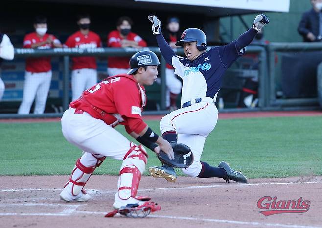 SSG 랜더스(유니폼 상의 빨간색)는 17일 롯데 자이언츠와 더블헤더에서 1승1패를 기록했다.(롯데 자이언츠 제공) © 뉴스1