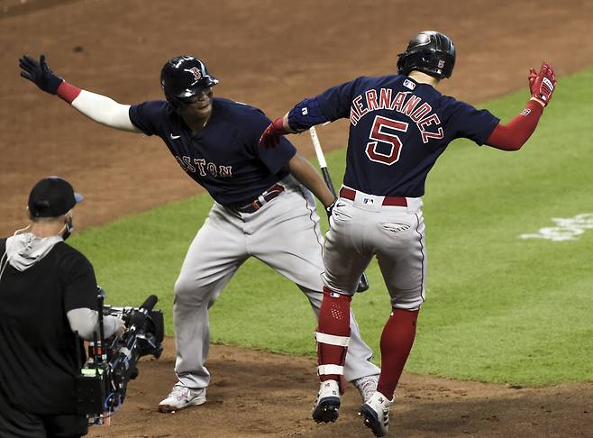 키케 에르난데스와 라파엘 데버스의 세리머니. EPA연합뉴스