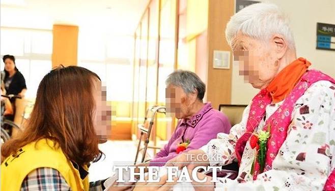 치매 할머니가 주운 신용카드로 밥 먹고, 교통비로 썼다가 형사 입건됐다. 피해자는 할머니 가족으로부터 수백만원의 합의금을 받았다.사진은 기사와 관계 없음./ 더팩트 DB