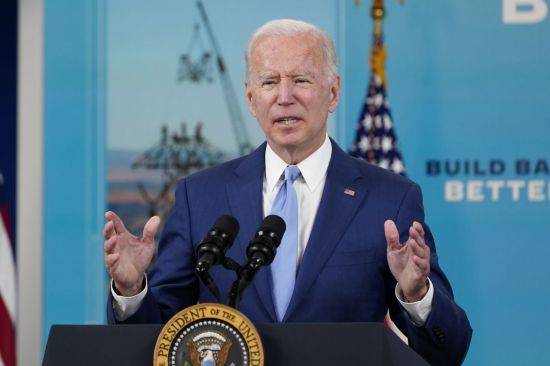 조 바이든 미국 대통령이 지난 8일(현지시간) 워싱턴DC 백악관 경내 사우스 코트 오디토리엄에서 9월 고용 통계 발표와 관련해 연설하고 있다. [이미지출처=연합뉴스]