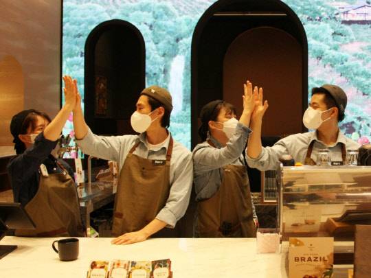 스타벅스 서울 별다방점의 파트너들. <스타벅스 제공>