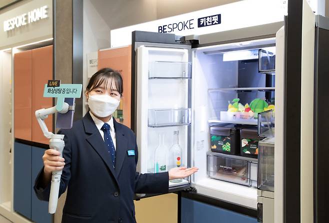 삼성전자 디테일러가 삼성 디지털프라자 삼성대치점에서 비대면 화상 상담 서비스 e-디테일러를 진행하고 있다.