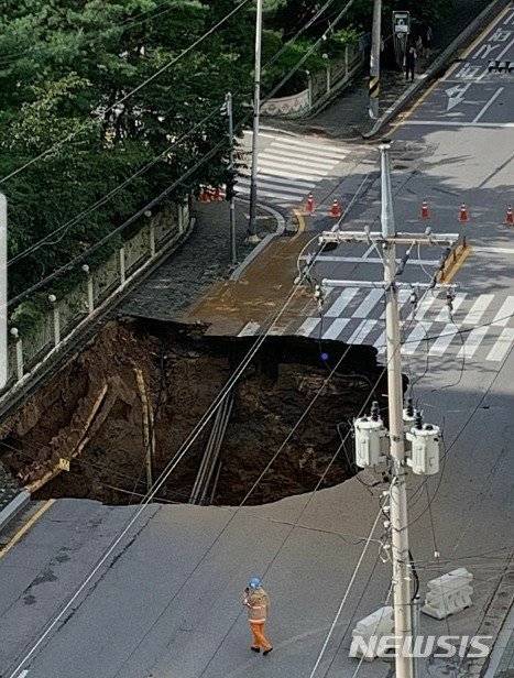 지난해 8월26일 경기 구리시 교문동 인근 도로에 직경 16m, 깊이 21m의 땅꺼짐(싱크홀)이 발생한 현장. 뉴시스