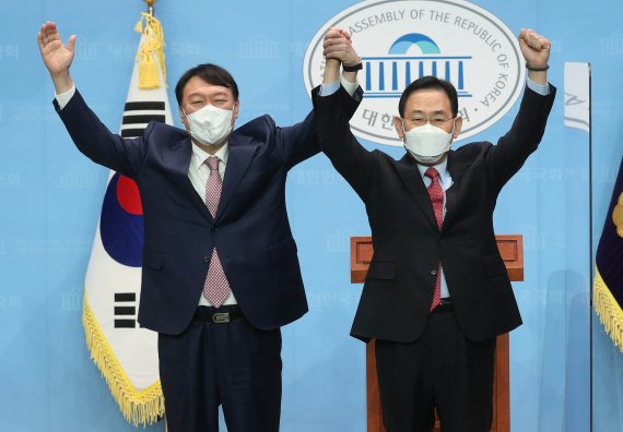 윤석열 캠프 합류한 주호영국민의힘 윤석열 대선 경선 후보(왼쪽)와 이날 윤석열 캠프 선거대책위원장으로 새로 합류한 같은 당 주호영 의원이 17일 서울 여의도 국회 소통관에서 손을 들어 인사하고 있다. 국회사진기자단