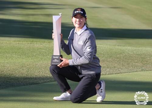 이정민이 17일 열린 한국여자프로골프 동부건설-한국토지신탁 챔피언십에서 우승한 뒤 좋아하고 있다. KLPGA 제공