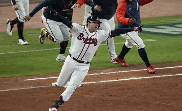 애틀랜타 오스틴 라일리가 17일(한국시간) 열린 LA 다저스와 2021 NLCS 1차전에서 9회말 끝내기 안타를 친 뒤 환호하고 있다. 애틀랜타는 라일리의 끝내기 안타에 힘입어 다저스에 3-2로 이겼다. [사진=뉴시스]