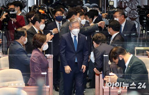 이재명 더불어민주당 대선 후보가 15일 오전 서울 여의도 국회 예결위회의장에서 열린 더불어민주당 의원총회에서 당 지도부와 함께 입장하고 있다. [사진=김성진 기자]