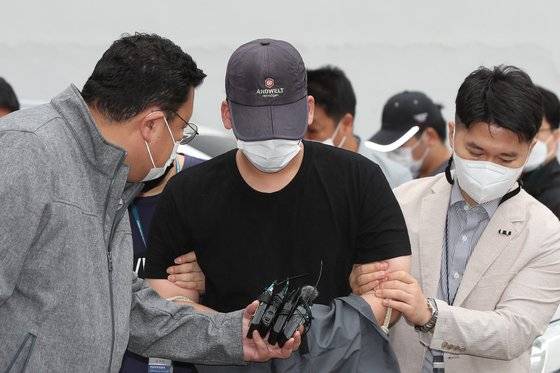 사망 보험금을 노리고 여자친구를 살해하려 한 혐의(살인미수)를 받는 10대 고교 동창생 3명이 지난 12일 영장실질심사를 받기 위해 광주지법 법정으로 향하고 있다. 연합뉴스