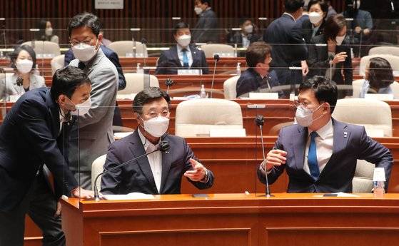 더불어민주당 송영길 대표(오른쪽부터)와 윤호중 원내대표, 김용민 최고위원이 6월 18일 서울 여의도 국회에서 열린 정책의원총회에서 대화하고 있다. 연합뉴스