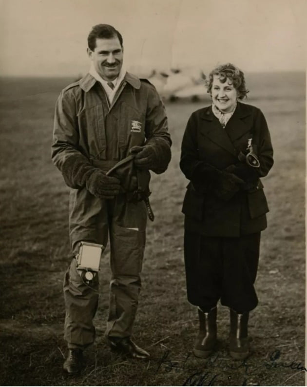 1937년 버버리 의상을 입고 런던에서 남아프리카공화국까지 비행한  아서 클라우스턴(왼쪽)과 베티 커비그린