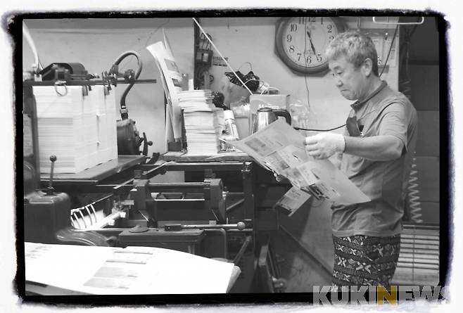 이영철 사장이 인쇄물의 상태를 확인하고 있다. 충무로 인쇄골목은 자동화 인쇄기계 덕분에 한두 명의 기술자가 일하는 소규모 업체가 주를 이룬다.