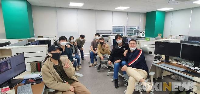 왼쪽부터 박수영, 구건우, 서금재(구건우 어깨에 손), 배성희, 채승무, 최용호, Brian Keegan, 김대섭, 정극민.   블랙앵커 스튜디오 제공