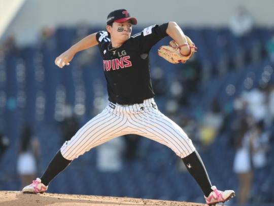 lLG 이민호가 17일 창원 원정경기에서 NC의 외국인 에이스 루친스키와 맞대결에서 완승으로 팀을 3연패 위기에서 구해내며 8승째를 올렸다.[사진 연합뉴스]