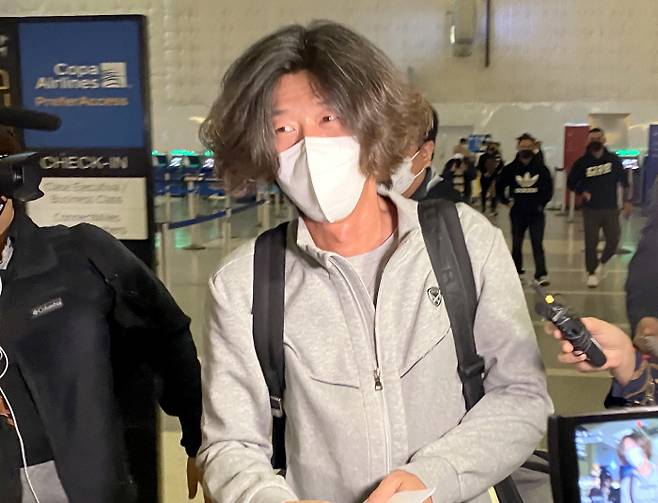 성남 대장동 개발 로비·특혜 의혹의 핵심 인물 남욱 변호사가 16일 오후(현지시간) 미국 캘리포니아주 로스앤젤레스(LA) 국제공항 톰 브래들리 터미널에서 한국행 비행기 탑승수속을 위해 이동하다 취재진의 질문을 받고 있다. /[사진 출처 = 연합 뉴스]