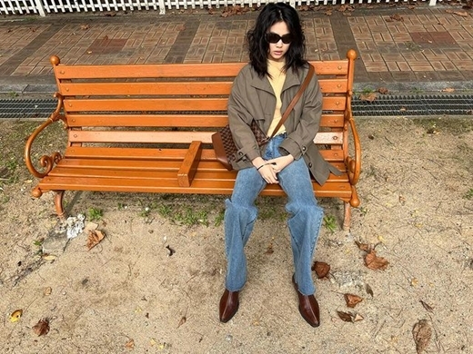 Model and Actor HoYeon Jung (27), who is enjoying a hot popularity with squid game, has released his latest news.HoYeon Jung released several recent photos on Instagram on Wednesday, along with the advertising hashtag: a yellow knit, jeans matching and a HoYeon Jung in a khaki jacket.Shes sitting on a bench in sunglasses and posing in a variety of ways, with HoYeon Jungs unique chicness, and her top ModelDown fashion style also robbing her eyes.Actor Anupam Triparte, 33, who appeared in squid game together, expressed his warm friendship with the comments saying, I like the third picture.On the other hand, HoYeon Jung, who played a role as a river dawn station in squid game, is gaining popularity with the global craze of squid game and the Instagram Followers exceeding 20 million people.