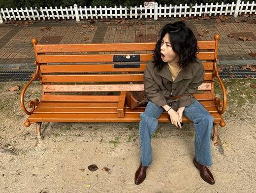 Model and actor HoYeon Jung, 27, who is enjoying a hot popularity as a squid game, has released his latest news.HoYeon Jung released several recent photos on Instagram on Wednesday, along with the advertising hashtag: a yellow knit, jeans matching and a HoYeon Jung in a khaki jacket.Shes sitting on a bench with sunglasses and posing in a variety of ways, with HoYeon Jungs unique chicness, and her top Model-down fashion style also robbing her eyes.Actor Anupam Triparte, 33, who appeared in squid game together, expressed his warm friendship with the two, leaving a comment saying, I like the third picture.On the other hand, HoYeon Jung, who played a role as a river dawn station in squid game, is gaining popularity with the global craze of squid game and the Instagram followers exceeding 20 million.