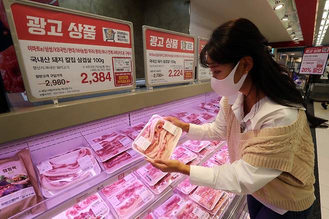 [서울=뉴시스]모델이 이마트 돈육 코너에서 삼겹살을 고르고 있다. (사진=이마트 제공). 2021.10.17. photo@newsis.com, *재판매 및 DB 금지
