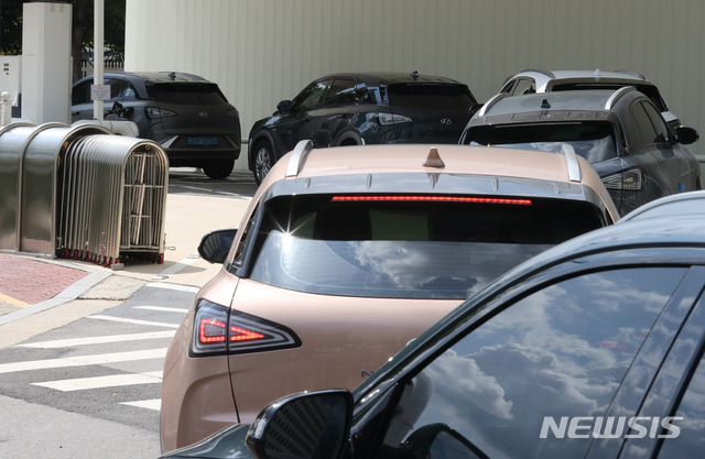[서울=뉴시스] 배훈식 기자 = 서울 영등포 국회수소충전소에서 수소차들이 충전을 위해 대기하고 있다. 2021.08.17. dahora83@newsis.com