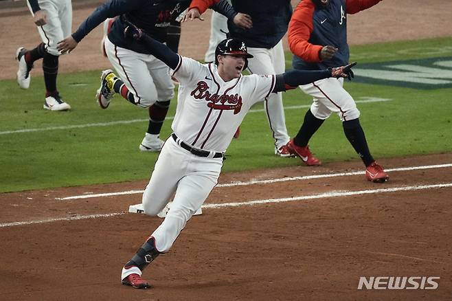 [애틀랜타=AP/뉴시스] 애틀랜타 브레이브스의 오스틴 라일리의 9회말 끝내기 안타.