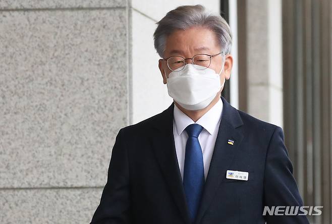 [수원=뉴시스] 김종택기자 = 더불어민주당 제20대 대통령후보로 선출된 이재명 경기도지사가 지난 12일 오전 경기도 수원시 경기도의회에서 열린 제355회 임시회 제2차 본회의에 출석하고 있다. 2021.10.12.  photo@newsis.com