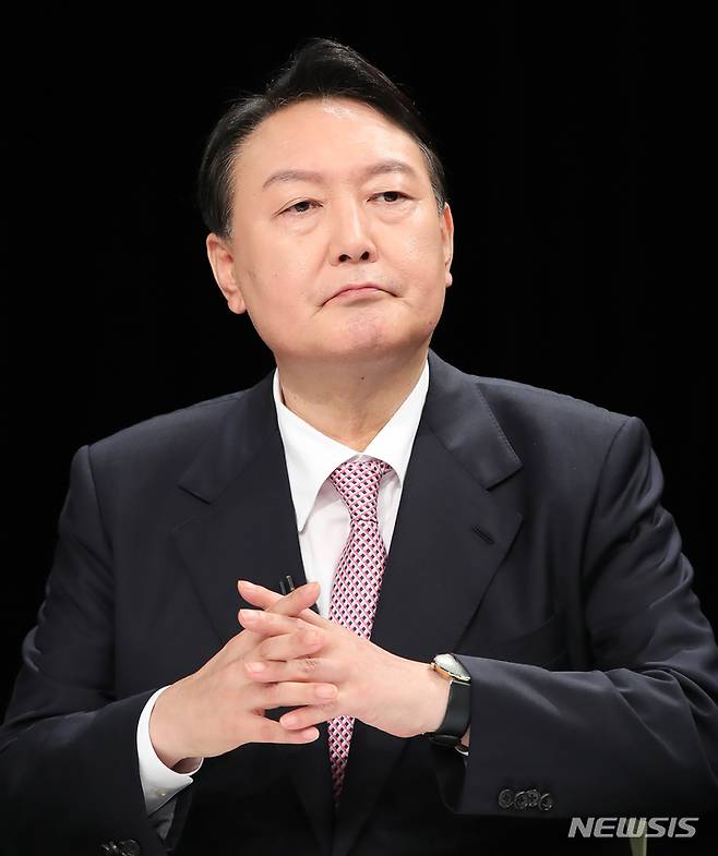 [제주=뉴시스] 우장호 기자 = 윤석열 전 검찰총장이 지난 지난 13일 오후 제주시 도남동 KBS제주방송국에서 열린 합동토론회에 참석해 발언하고 있다. 2021.10.13. woo1223@newsis.com