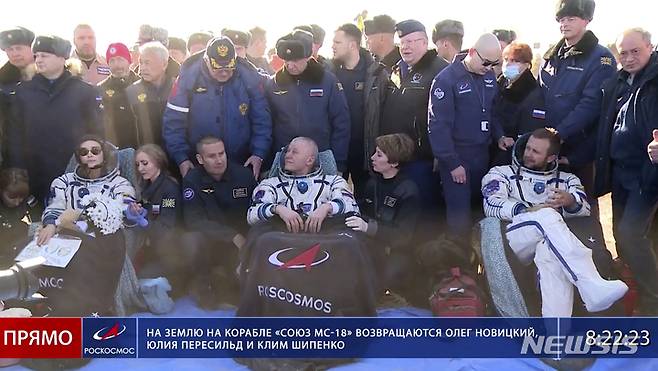 [제즈카즈간(카자흐스탄)=AP/뉴시스]최초로 우주에서의 영화 촬영을 마친 러시아 여배우 율리아 페레실드와 영화감독 클림 시펜코, 러시아 우주비행사 올레그 노비츠키(왼쪽부터)가 17일 소유즈 우주 캡슐로 카자흐스탄의 스텝 지대에 착륙한 후 의자에 앉아 사진을 촬영하고 있다. 이들은 곧바로 검사를 위해 의료용 텐트로 옮겨졌다. 2021.10.17