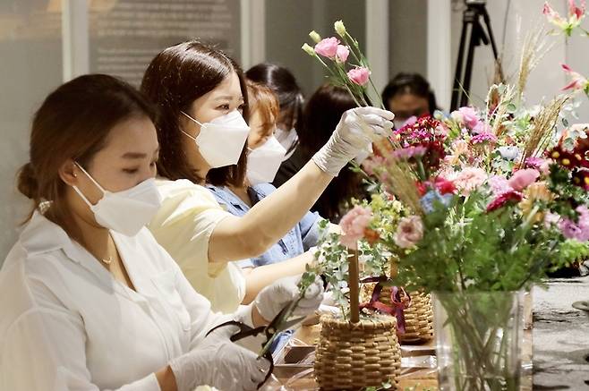 [청주=뉴시스] 강신욱 기자 = 청주국제공예비엔날레조직위원회가 마련한 '공예 연회'에 참여한 조아라·신수연 간호사. (사진=청주공예조직위 제공) 2021.09.16. photo@newsis.com *재판매 및 DB 금지