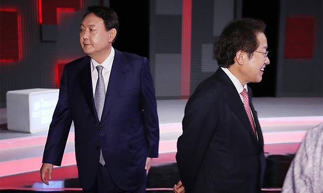 홍준표(오른쪽), 윤석열 국민의힘 대선 예비후보들이 지난 15일 서울 상암동 MBC 사옥에서 열린 1대1 맞수토론 준비를 하고 있다. 뉴시스