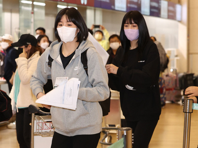 배구선수 이재영·이다영 자매가 16일 오후 그리스 리그 PAOK 테살로니키 구단에 합류하기 위해 인천국제공항 제1터미널에서 출국장으로 이동하고 있다. /연합뉴스