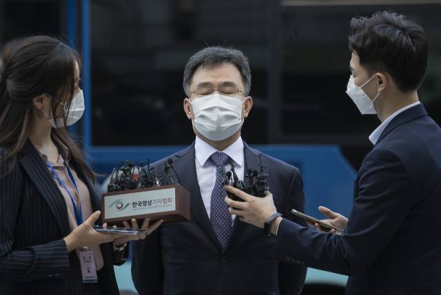 화천대유자산관리 대주주 김만배씨가 14일 오전 서울 서초구 서울중앙지법에서 영장실질심사를 받기 위해 출석하고 있다. /연합뉴스