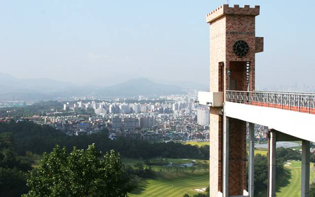 캐슬렉스 서울GC 시계탑.