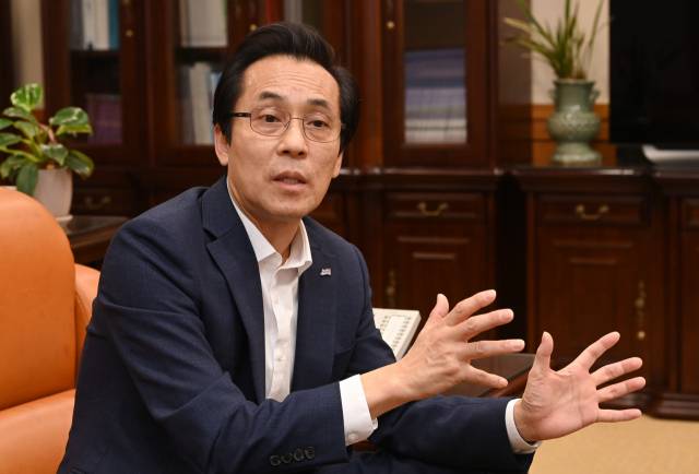 김재수 한국과학기술정보연구원(KISTI) 원장이 15일 서울경제와의 인터뷰에서 “디지털 대전환 시대에는 빅데이터를 잘 활용하는 게 중요하다”고 강조하고 있다. /권욱 기자