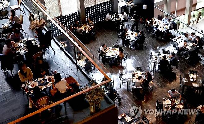 사적모임 인원 제한 수도권 8명, 비수도권 10명까지 (서울=연합뉴스) 류영석 기자 = 정부가 18일부터 사적모임 인원을 수도권 최대 8명, 비수도권 최대 10명으로 완화하기로 발표한 가운데 15일 오후 서울 광화문 인근 음식점에서 시민들이 모여 점심식사를 하고 있다. 2021.10.15 ondol@yna.co.kr