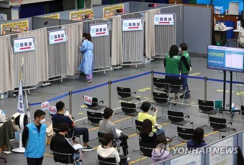 백신 접종하는 시민들  (서울=연합뉴스) 신준희 기자 = 14일 송파구 체육문화센터에 마련된 코로나19 예방접종센터에 시민들이 백신 접종 후 이상반응 모니터링을 하고 있다. 2021.10.14