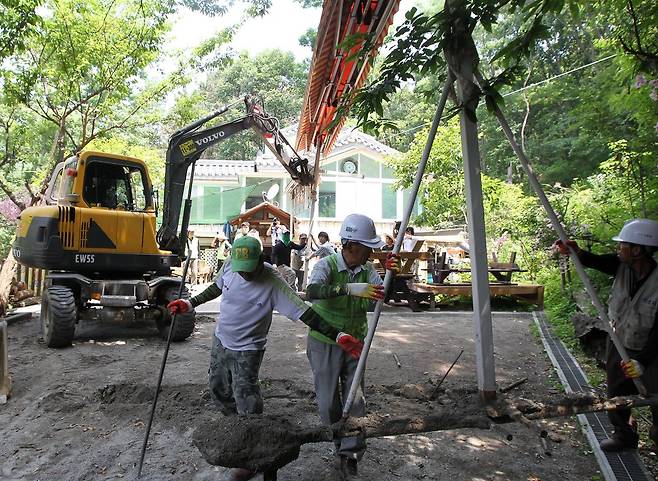 수원 광교산 위반 건축물 철거 [연합뉴스 자료 사진]