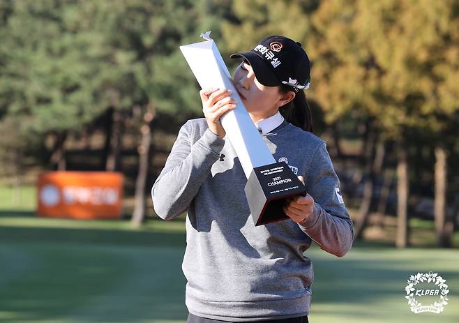 우승 트로피에 입을 맞추는 이정민. [KLPGA 제공. 재판매 및 DB 금지]