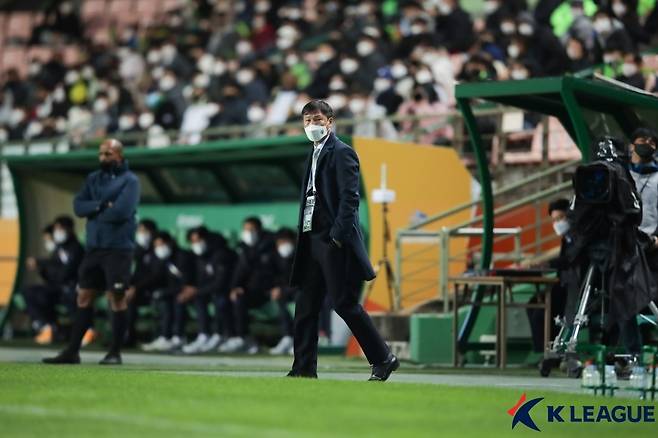울산과의 경기 지켜보는 김상식 감독 [한국프로축구연맹 제공. 재판매 및 DB 금지]
