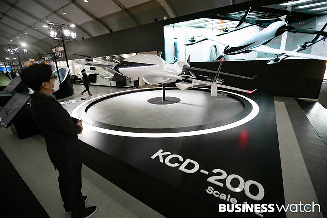 LIG넥스원이 18일 성남 서울공항에서 열린 '서울 국제 항공우주 및 방위산업 전시회(ADEX)' 프레스데이에 참가해 200kg의 짐을 운반할 수 있는 스마트 드론 'KCD-200'을 선보이고 있다./사진=이명근 기자 qwe123@